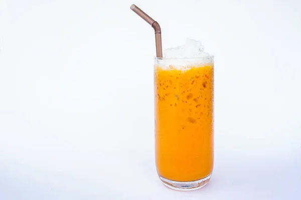 Чай тайская холодная сладкая вода на белом фоне — стоковое фото