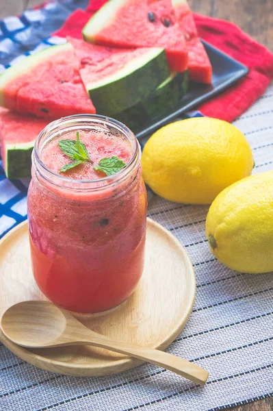 Refrescar smoothie melancia saboroso do verão, os benefícios para a saúde do smoothie melancia — Fotografia de Stock