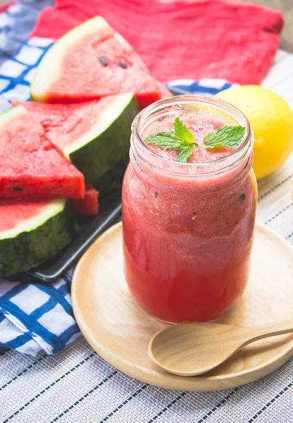 Smoothie sandía refrescar sabroso del verano, los beneficios para la salud de smoothie sandía — Foto de Stock