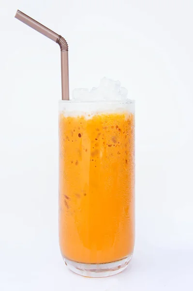Leche té tailandés agua dulce fría sobre fondo blanco — Foto de Stock