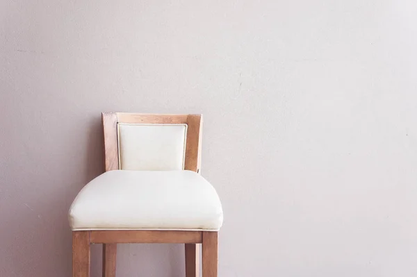 Silla blanca vintage en la sala de estar, interior de diseño moderno — Foto de Stock