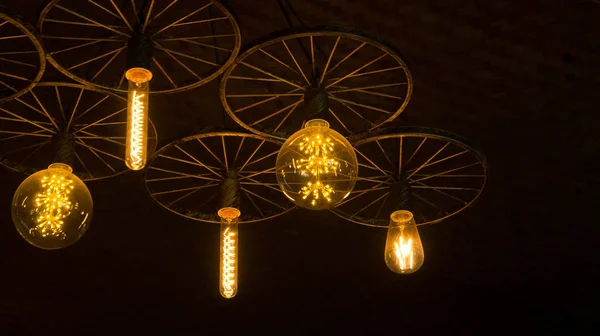 Лампочки в темной комнате — стоковое фото