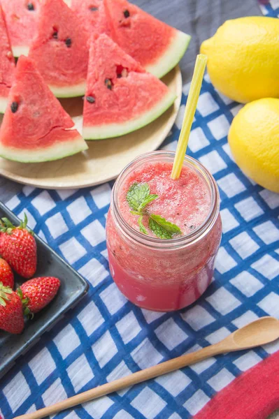 Jugo de sandía, smoothie de sandía, bebida refrescante del jugo en verano — Foto de Stock