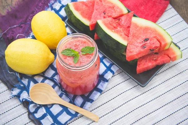 Suco de melancia, smoothie melancia, refrescante bebida suco no verão — Fotografia de Stock