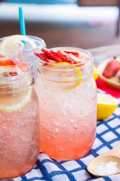 Jugo de limonada de fresa, bebida de agua dulce de soda —  Fotos de Stock