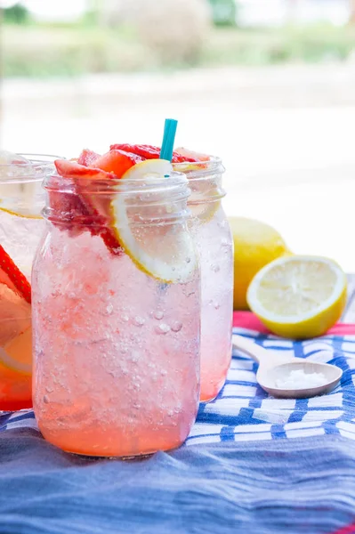 Jugo de limonada de fresa, refresco de fresa y bebida de frutas de limón en verano —  Fotos de Stock
