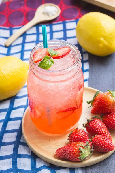 在夏天草莓柠檬果汁、 苏打水草莓和柠檬果饮料 — 图库照片