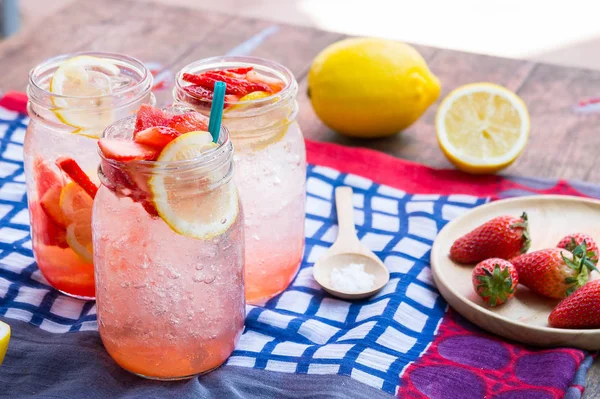 Jugo de limonada de fresa, soda agua dulce — Foto de Stock