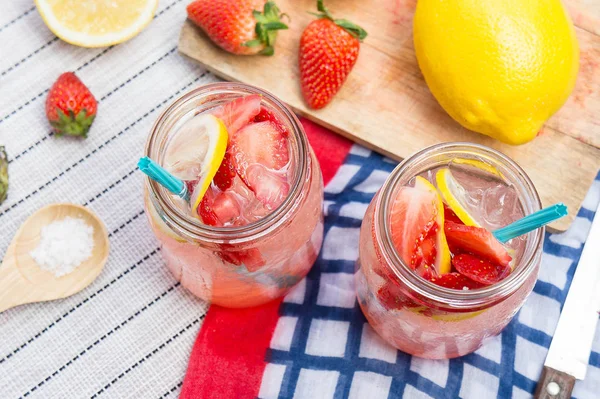 Jugo de limonada de fresa, soda agua dulce —  Fotos de Stock