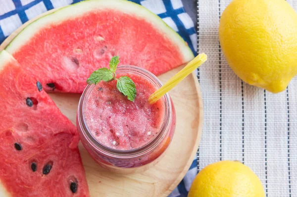 Smoothies de suco de melancia deitado na mesa — Fotografia de Stock