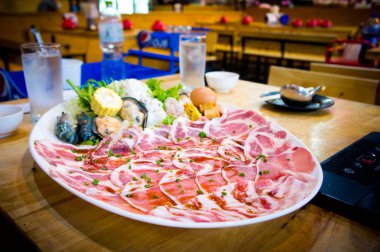 Shabu restoranda dilimlenmiş et 