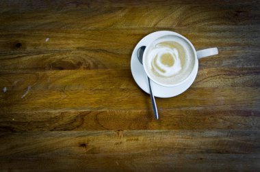 ahşap masa vintage kopya alanı üzerinde kahve fincanı