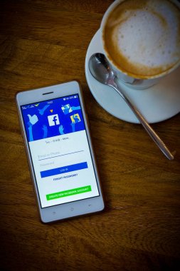 Udon Thani, Tayland, Thailand, akıllı telefon ve kahve saat facebook sosyal medya ağında kafede 31 Mayıs 2017 