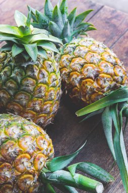 Ananas Meyve ahşap masa üzerinde 