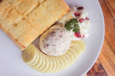 Tost ve dondurma ve Cafe Muz tatlısı