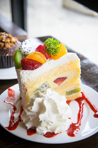 Postre de magdalena de pastel de frutas y bebida dulce en la cafetería — Foto de Stock
