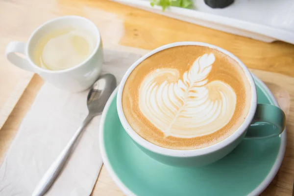 Coffee cup on wood table in coffee shop — Stock Photo, Image