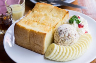 Tost ve dondurma ve Cafe Muz tatlısı