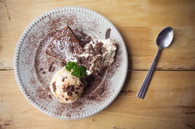 dondurma vanilya çikolatalı pasta Cafe restoranda yemeye hazır ahşap masa üzerinde krem lezzetli tatlı whippin
