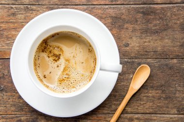 Kahve Saati, ahşap masa, kahve molası üzerinde anlık beyaz kahve