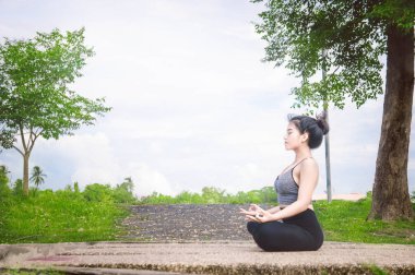 Genç kadın pratik Yoga her gün Yoga konsantrasyon yardımcı olur.