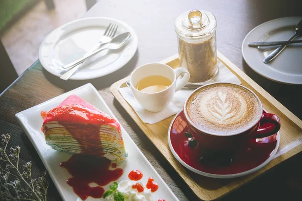 Arôme café tasse rouge latte art et gâteau savoureux sur table en bois — Photo