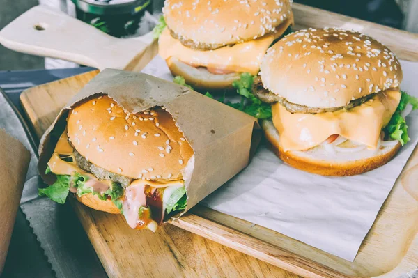 一个汉堡烤面包与蔬菜、 奶油和猪肉、 快餐 — 图库照片