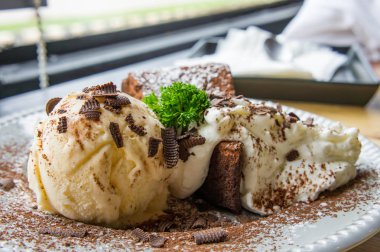 dondurma vanilya çikolatalı pasta krem lezzetli tatlı whippin 