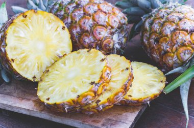 Ananas Meyve ahşap masa üzerinde 