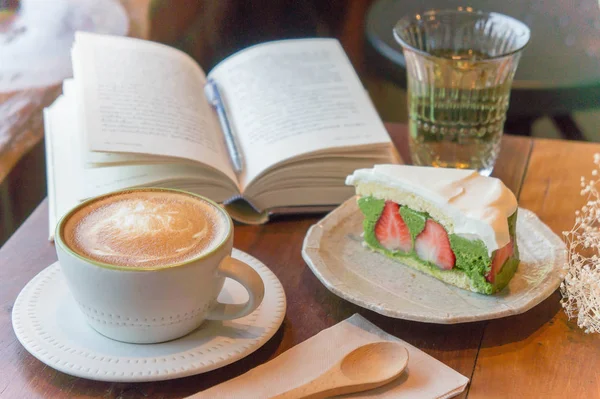 Pohled shora coffee cup a zelený čaj dortu — Stock fotografie