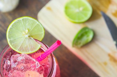 Kireç süslemeleri ve tadı süslemek için iyi bir çeşittir. Kireç 