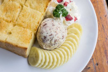 Tost ve dondurma ve Cafe Muz tatlısı