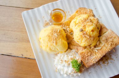 Bal tost ve dondurma beyaz bulaşık ahşap masa