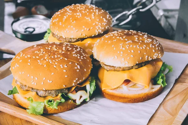 맛 있는 햄버거, 맛 있는 패스트 푸드, 야채 샐러드, — 스톡 사진
