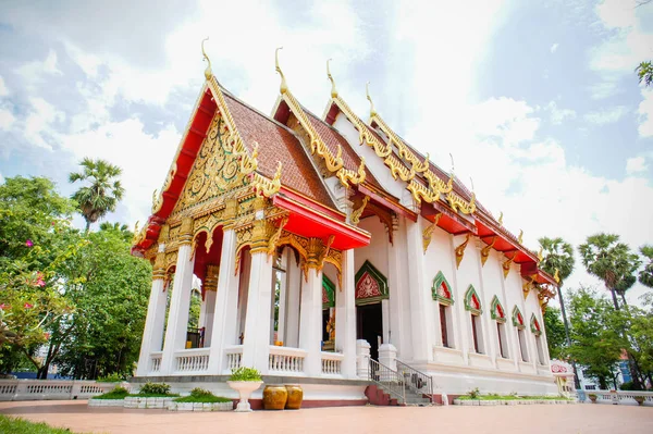 WAT Tay tapınak klasik Tayland stil, kutsal siteleri vardır Budistler inanç