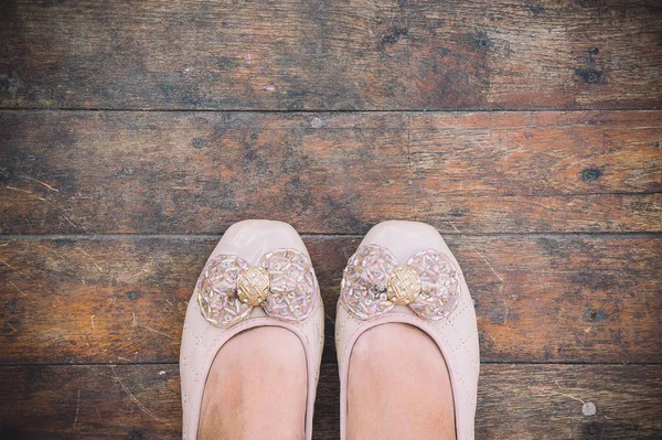 Žena boty na pozadí, stojící na špinavé podlaze nohou — Stock fotografie