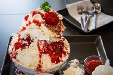 Bingsu: Cafe üzerinde lezzetli tatlı şekerli codensed süt beyaz yüzlü, dondurma çilek, karışık