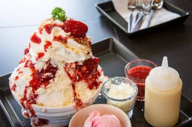 Bingsu: beyaz yüzlü, dondurma çilek, şekerli codensed süt