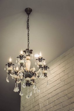 Oda tavanda avizeler