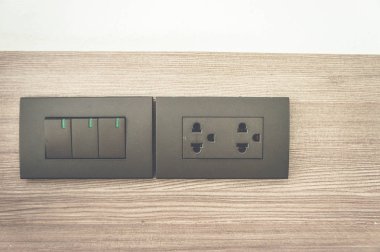 evde, elektrik sinyalleri çeşitli evine bağlayan ekipman duvardaki prize düğmeye