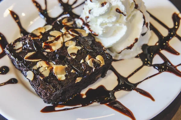 Brownie kek ve beyaz bulaşık kremalı tatlı 