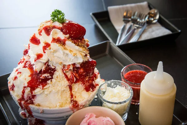 Bingsu: Cafe üzerinde lezzetli tatlı şekerli codensed süt beyaz yüzlü, dondurma çilek, karışık