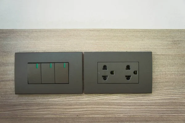 Ev, electrica bağlayan ekipman duvardaki prize düğmeye