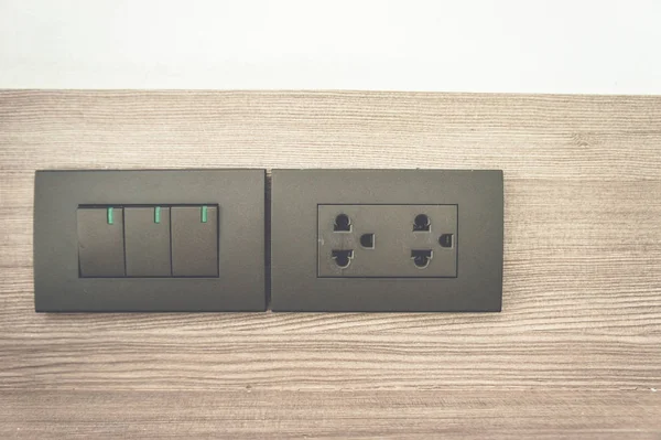 evde, elektrik sinyalleri çeşitli evine bağlayan ekipman duvardaki prize düğmeye