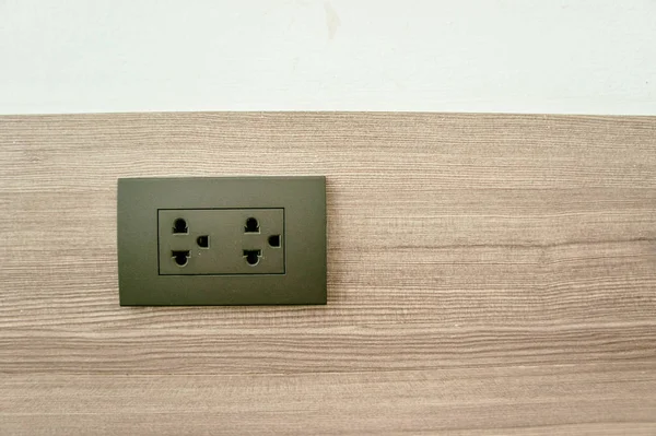 Saklar outlet di dinding di rumah, Peralatan yang menghubungkan listrik — Stok Foto