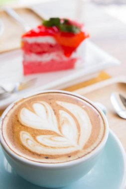 ahşap masa kahve dükkanı kafede kahve kalp Kupası