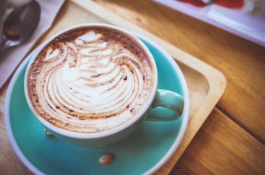 kahve mocha lattee Kupası ahşap masa ve pasta Cafe zamanında rahatla