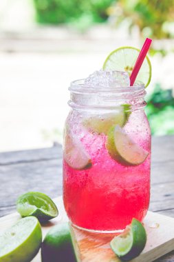 Çilek suyu ve limon soda suyu tozu ile karışık. Lezzet eklemek