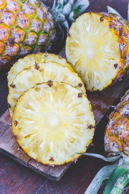 Ananas Meyve ahşap masa üzerinde