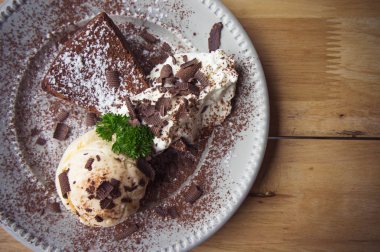 dondurma vanilya çikolatalı pasta Cafe restoranda yemeye hazır ahşap masa üzerinde krem lezzetli tatlı whippin